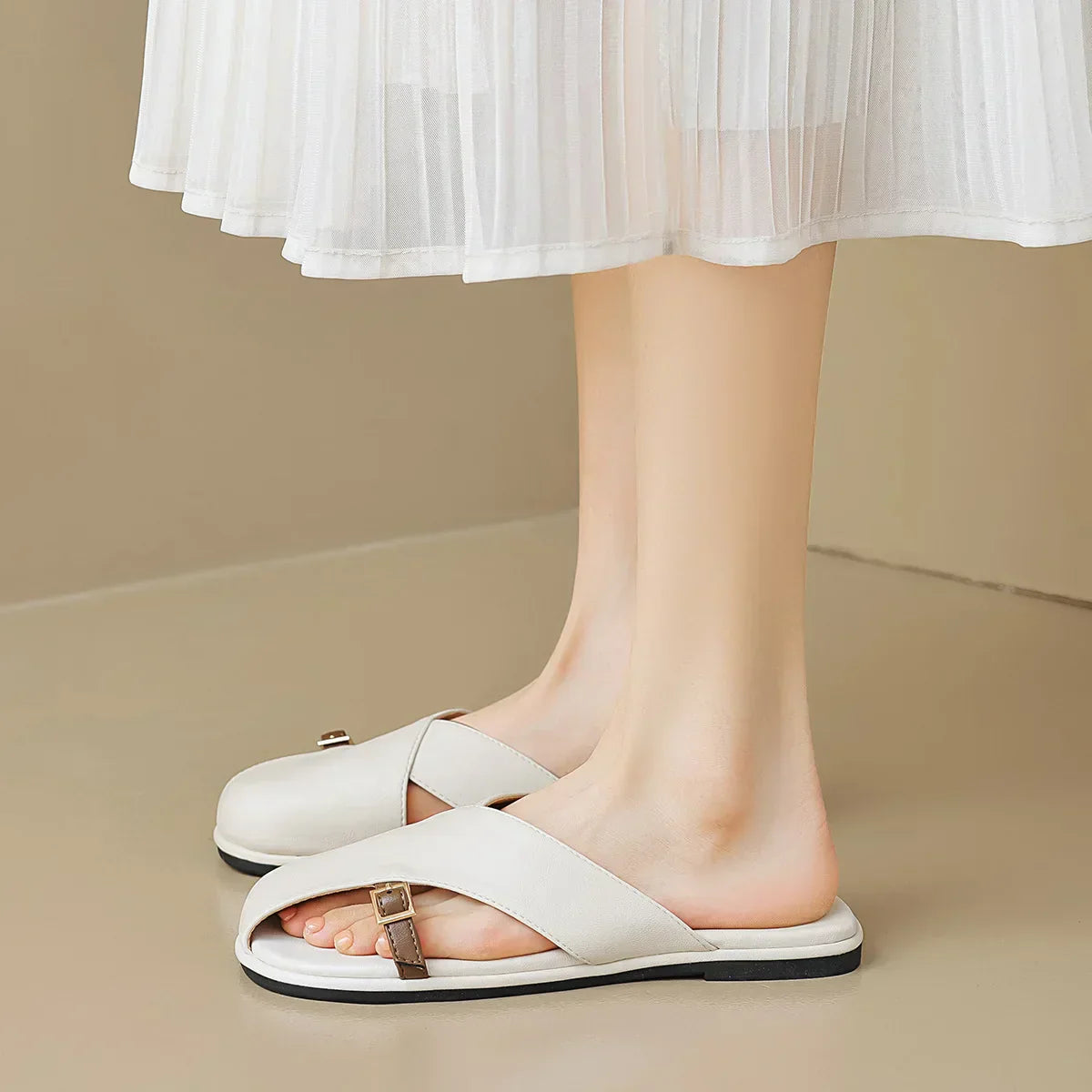 Minimalistické sandály s přezkou
