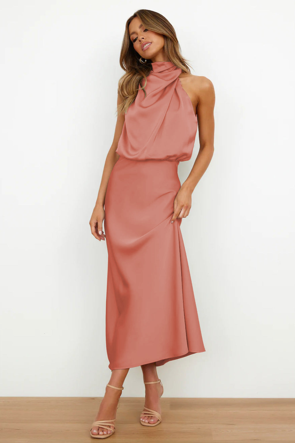 Tyra | Elegantní večerní šaty s halter výstřihem
